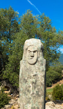 Menhir mit menschlichen Gesicht an der archäologischen Stätte von Filitosa, Korsika
