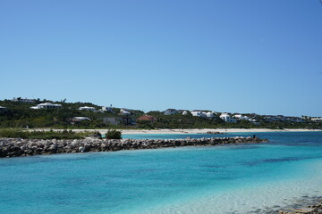 ターコイズブルーの海と別荘