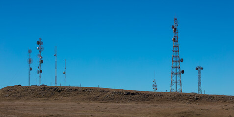 Paisagem com torres de telecomunicação