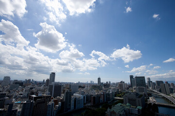 Fototapeta na wymiar 白い雲と大阪市内