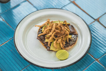 Tostada de atún marinado