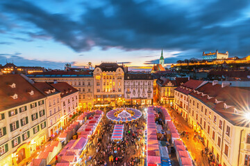 Main square and Christmas market in historical center of Bratislava city, Slovakia. - obrazy, fototapety, plakaty