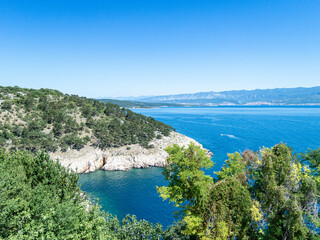 Fototapeta na wymiar Krk in Kroatien mit Küste, Himmel und blauen Meer im Sommer