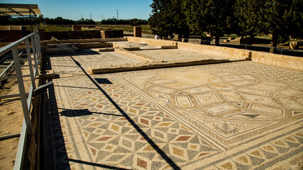 Mosaicos de baldosas y cenefas en complejo monumental