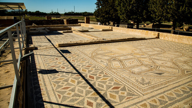 Mosaicos de baldosas y cenefas en complejo monumental