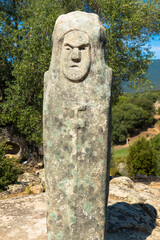 Menhir mit menschlichen Gesicht an der arch&auml;ologischen St&auml;tte. Freilichtmuseum Filitosa, Korsika