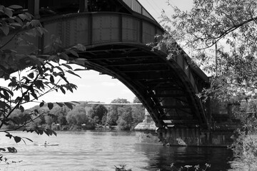 Bogen der Eisenbahnbrücke / Schwarz-Weiss-Fotografie in Koblenz-Güls
