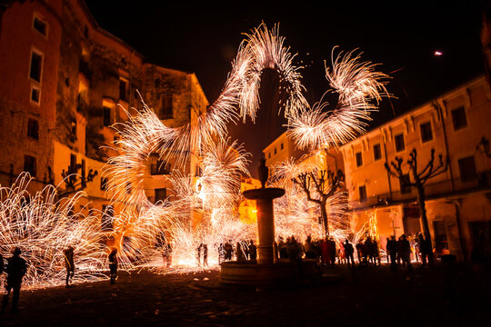 Lanzamiento de cohetes. en Bocairent. Cultura valenciana. 
Fireworks launch in Bocairent. Valencian culture.
