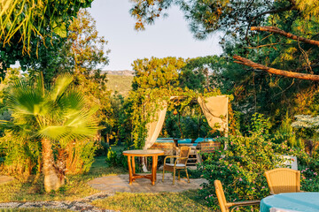Obraz premium Garden restaurant with umbrella and palm tree