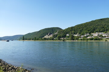 Blick &uuml;ber den Rhein zur Burg Reichenstein in Trechtingshausen