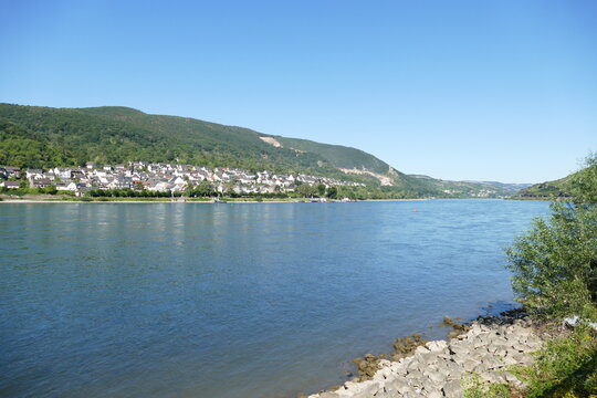 Blick auf Trechtingshausen am Rhein mit Burg Sooneck im Hintergrund