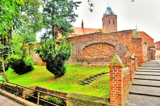 Byczyna - widok mur&oacute;w i wież obronnych, Polska