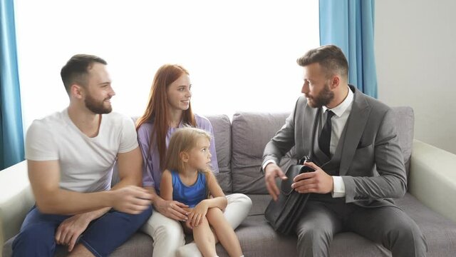 Friendly caucasian male psychologist help family going to be divorced.
