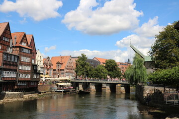 Fototapeta premium Sommer im Wasserviertel von Lüneburg