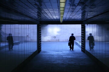 Persona en el tunel subterráneo