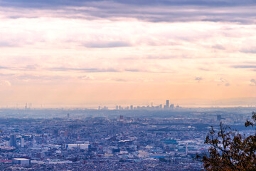 早朝の高尾山山頂から横浜方面の眺望 みなとみらいビル群のシルエット