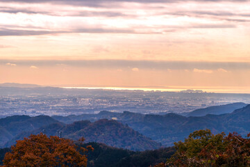 Obraz na płótnie Canvas 早朝の高尾山山頂から江の島方面の眺望 朝日で輝く相模湾