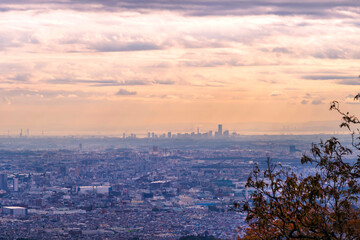早朝の高尾山山頂から横浜方面の眺望 みなとみらいビル群のシルエット