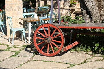 Fototapeta na wymiar The old cart is used as a decoration