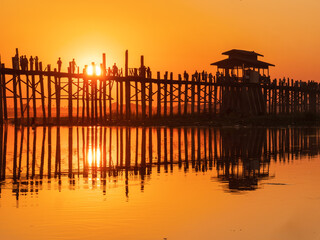 Obraz premium U-Bein Wooden Bridge Irrawady river at sunset in Mandalay, Myanmar (Burma)