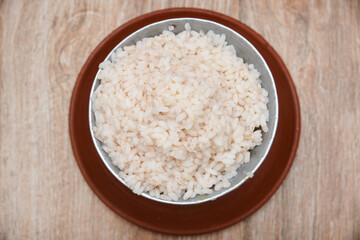 Obraz na płótnie Canvas Traditional rice porridge/ payaru kanji / congee / rice soup, made of boiled broken red rice in Kerala, India. Indian food in earthen ware / mud / clay pot