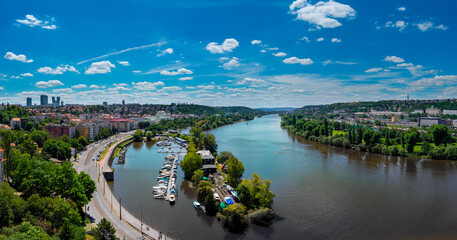 Fototapeta na wymiar Blick auf die Moldau und die Prager Brücken