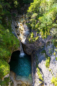 nat&uuml;rlicher Wasserfall Sommer P&ouml;llatschlucht Allg&auml;u Deutschland