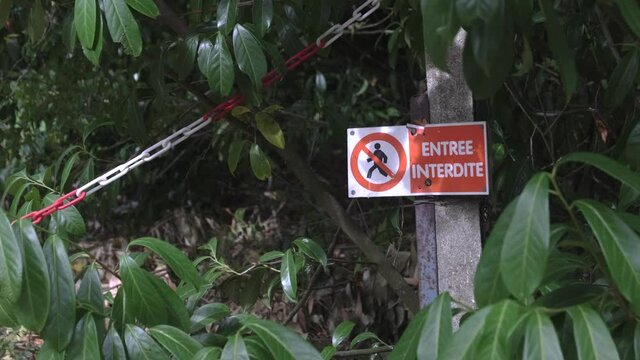 no entry sign in French v4 outside private property