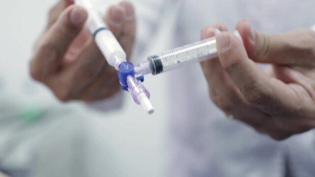 Syringe mixing medication for injection
