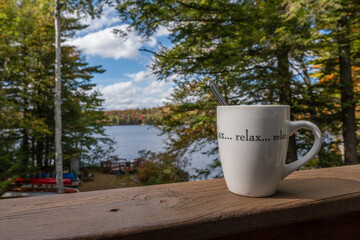 Obraz premium Close-up of mug with beverage on failing with the word 
