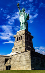 Vertical low angle shot of the Statue of Liberty on a cloudy day © Lucas Carrizo/Wirestock