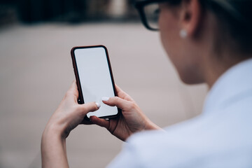 Crop female messaging via smartphone