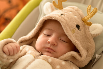 Precioso bebé disfrazado de cervatillo durmiendo