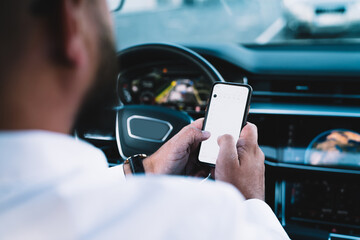 Naklejka premium Unrecognizable man texting message on smartphone