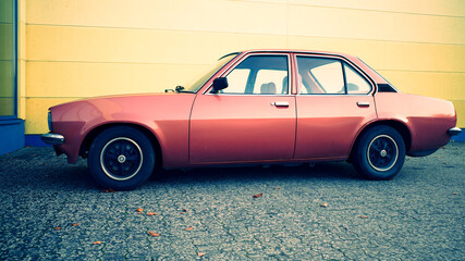 The car design language of the 1970s with smooth body and large glass surfaces