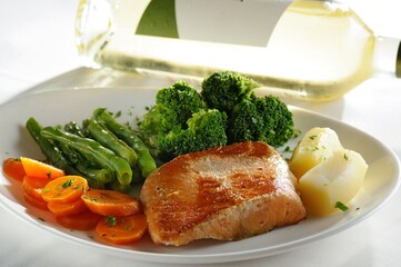 Salmão grelhado com legumes