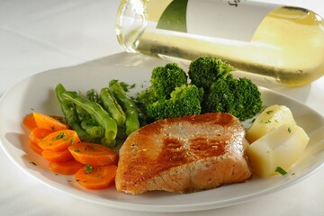 Salmão grelhado com legumes