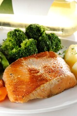 Salmão grelhado com legumes