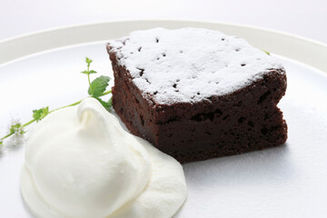 チョコレートケーキとクリーム