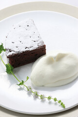 チョコレートケーキとクリーム