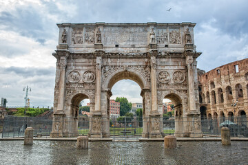 Obraz premium Arch of Constantine, (ad 312), one of three surviving ancient Roman triumphal arches in Rome. Arch of Constantine or Arco di Costantino or Triumphal arch in Rome, near Colosseum, Italy