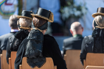 Traditionelle Kasettlfrauen von hinten bei einer Veranstaltung Im Tiroler Unterland