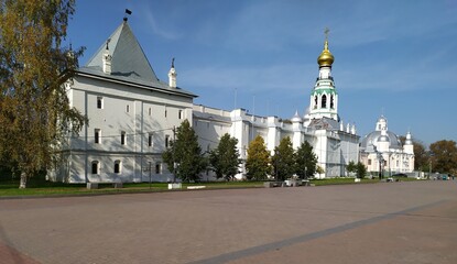 Fototapeta na wymiar Kremlin square and the old white-stone Kremlin in the city Vologda ,Russia