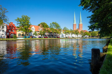 Deutschland, Schleswig-Holstein, Hansestadt Lübeck. Blick über die Trave zum Dom. © fotokunst63
