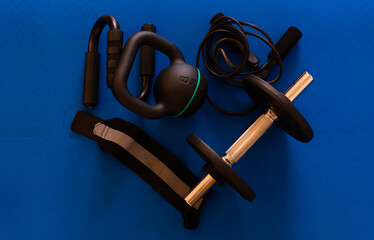 Presentation of different sports accessories, kettlebell, dumbbells, rope...