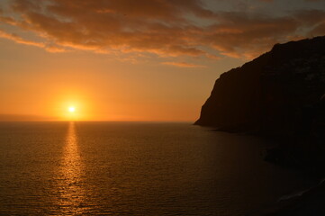 Obraz premium The stunning coastline and dramatic mountain landscape on the Island of Madeira in Portugal