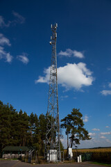 Obraz premium Mast of the cellular network over the blue sky
