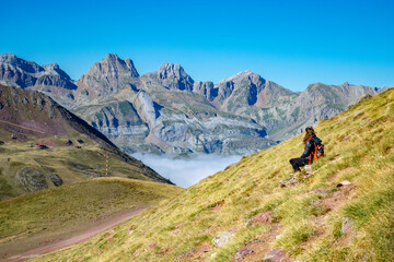 Fototapeta na wymiar Joven descansando y disfrutando del paisaje pirenaico. Young woman resting and enjoying the Pyrenean landscape. 