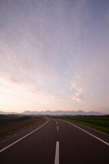 草原の中の一本道