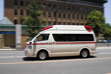 走る救急車 © Paylessimages